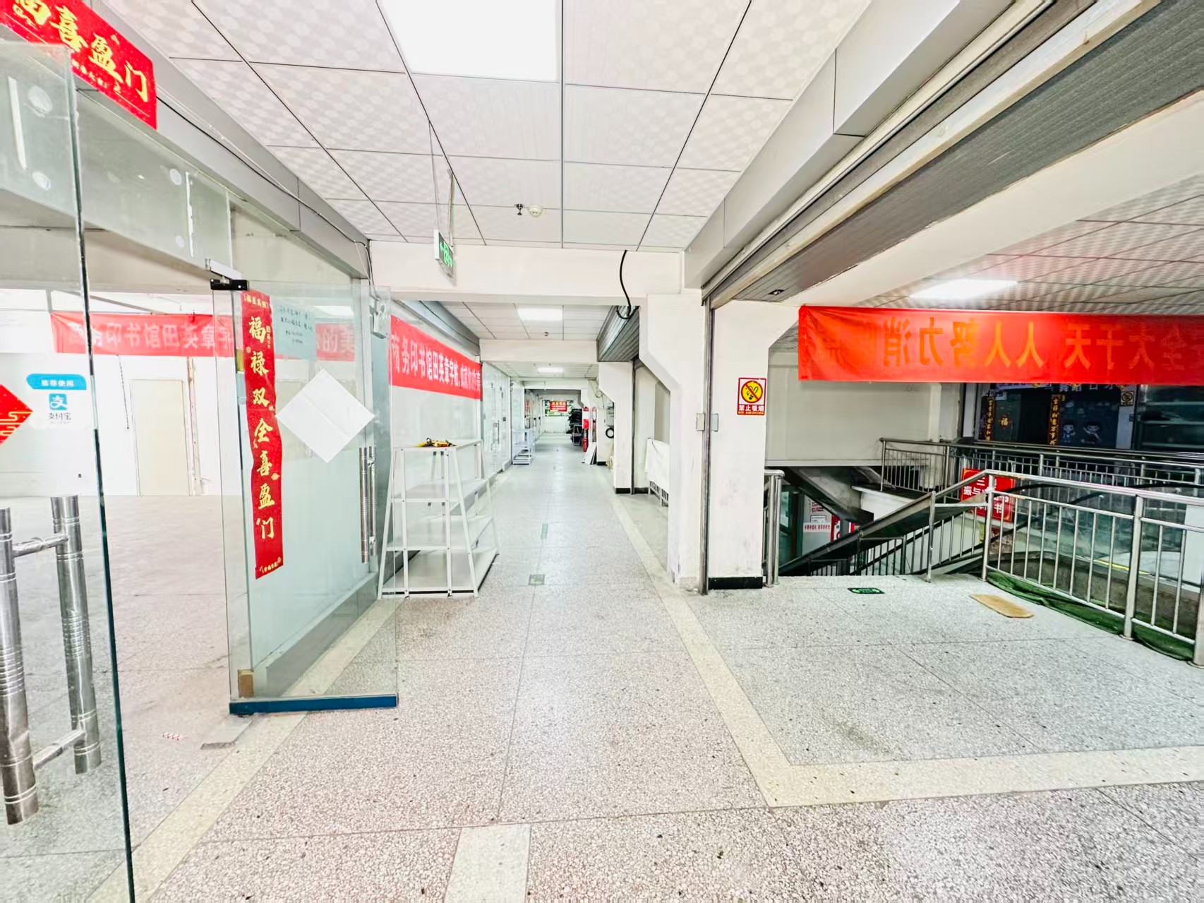 五岳路引入人工智能技术应用场景，推动AI与商业、零售、电商、企业服务等领域融合发展。